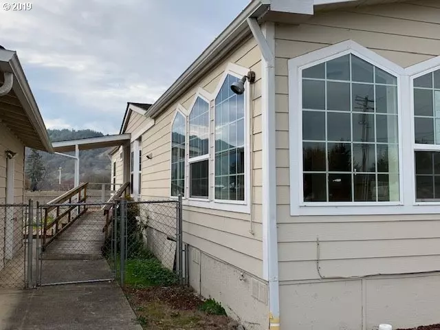 328 COLUMBIA LOOP RD, Roseburg, OR 97471