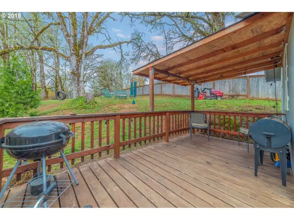 80004 Hazelton RD, Cottage Grove, OR 97424