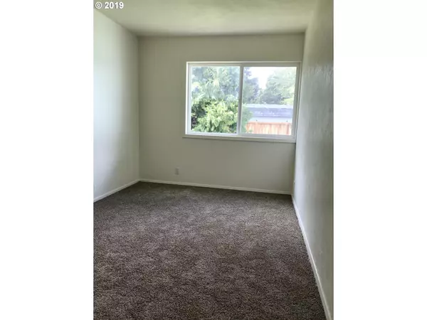 Junction City, OR 97448,671 MAPLE ST