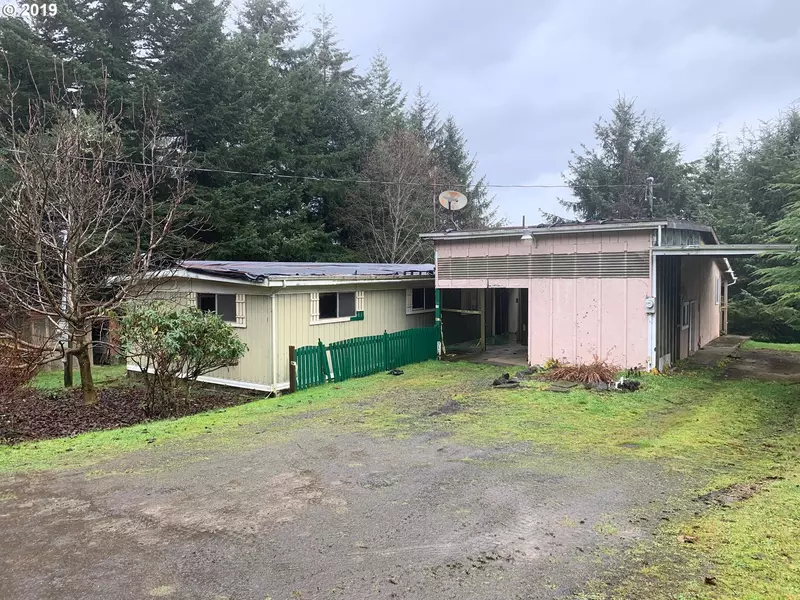 15 E CASTLE RD, Waldport, OR 97394