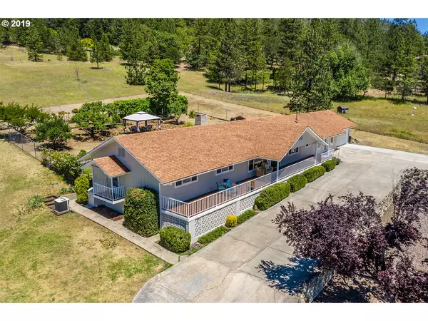 712 COLONIAL DR, Grants Pass, OR 97526