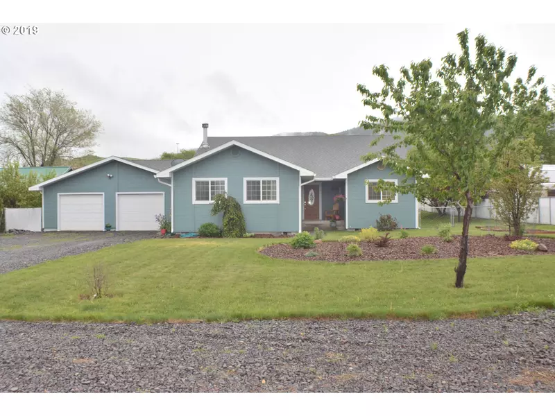 2312 GEKELER LN, La Grande, OR 97850