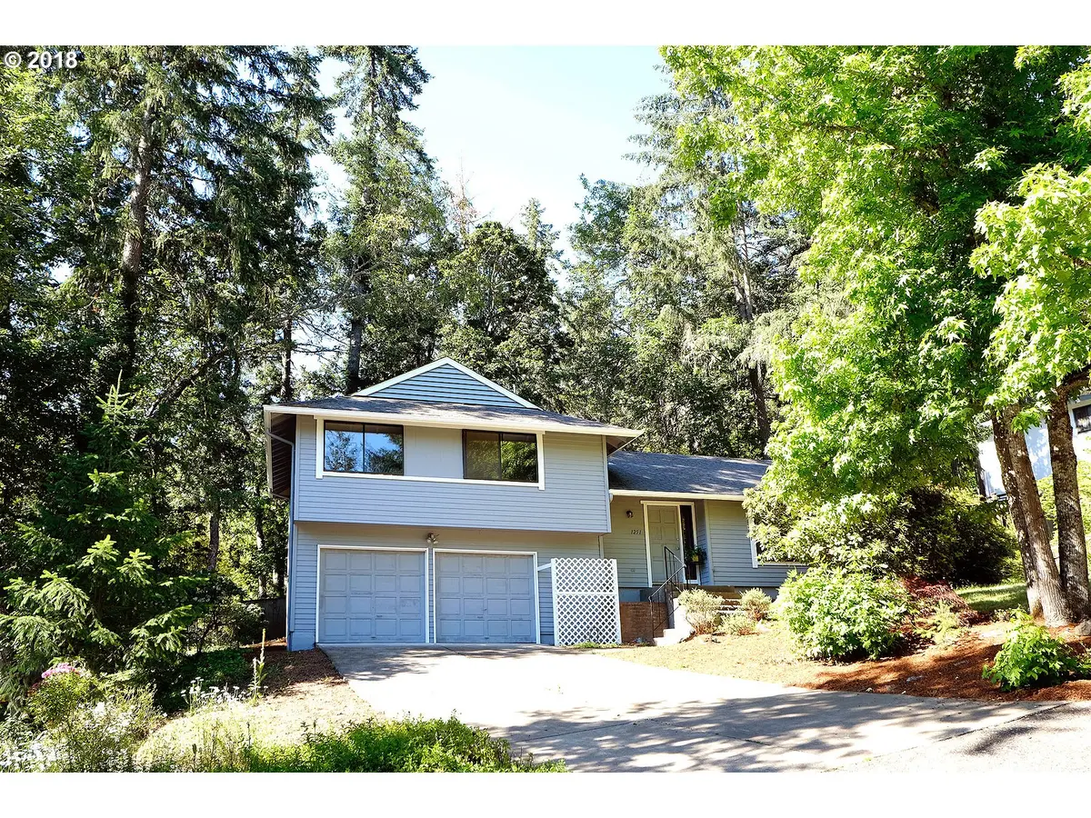 1251 BROOKSIDE DR, Eugene, OR 97405