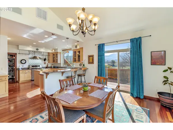 Phoenix, OR 97535,479 ELM ST