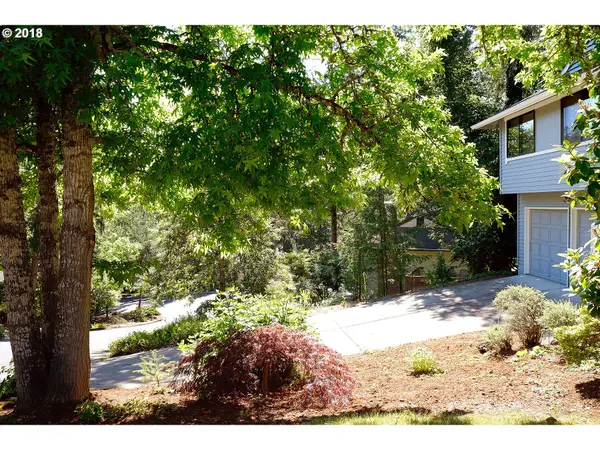 1251 BROOKSIDE DR, Eugene, OR 97405