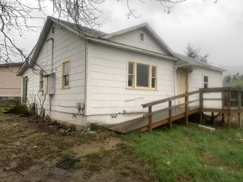 681 SE CARROLL ST, Winston, OR 97496