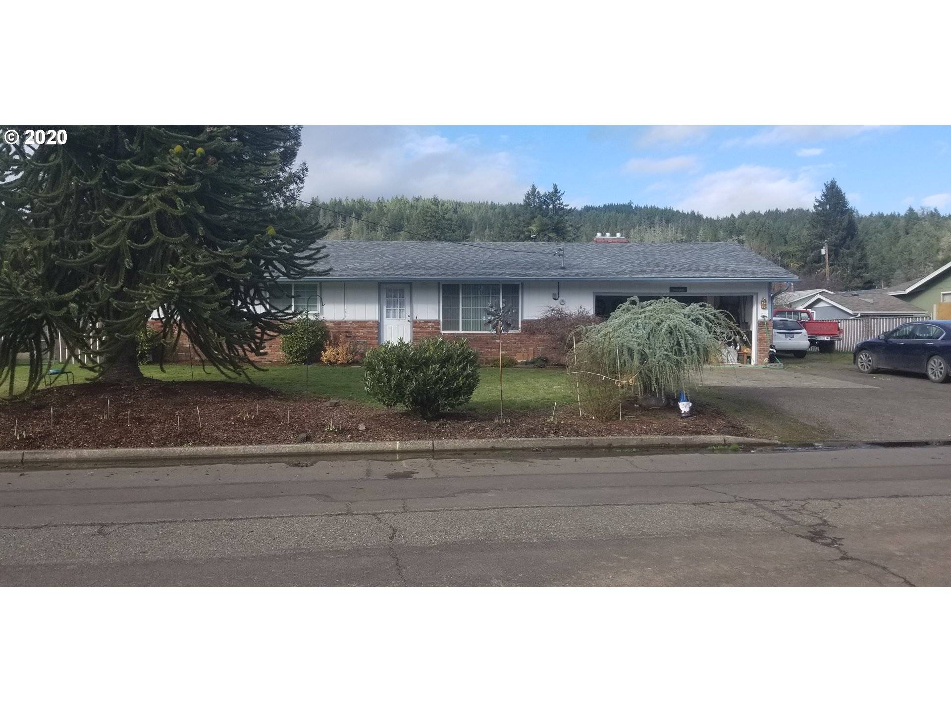 829 E FIRST AVE, Sutherlin, OR 97479