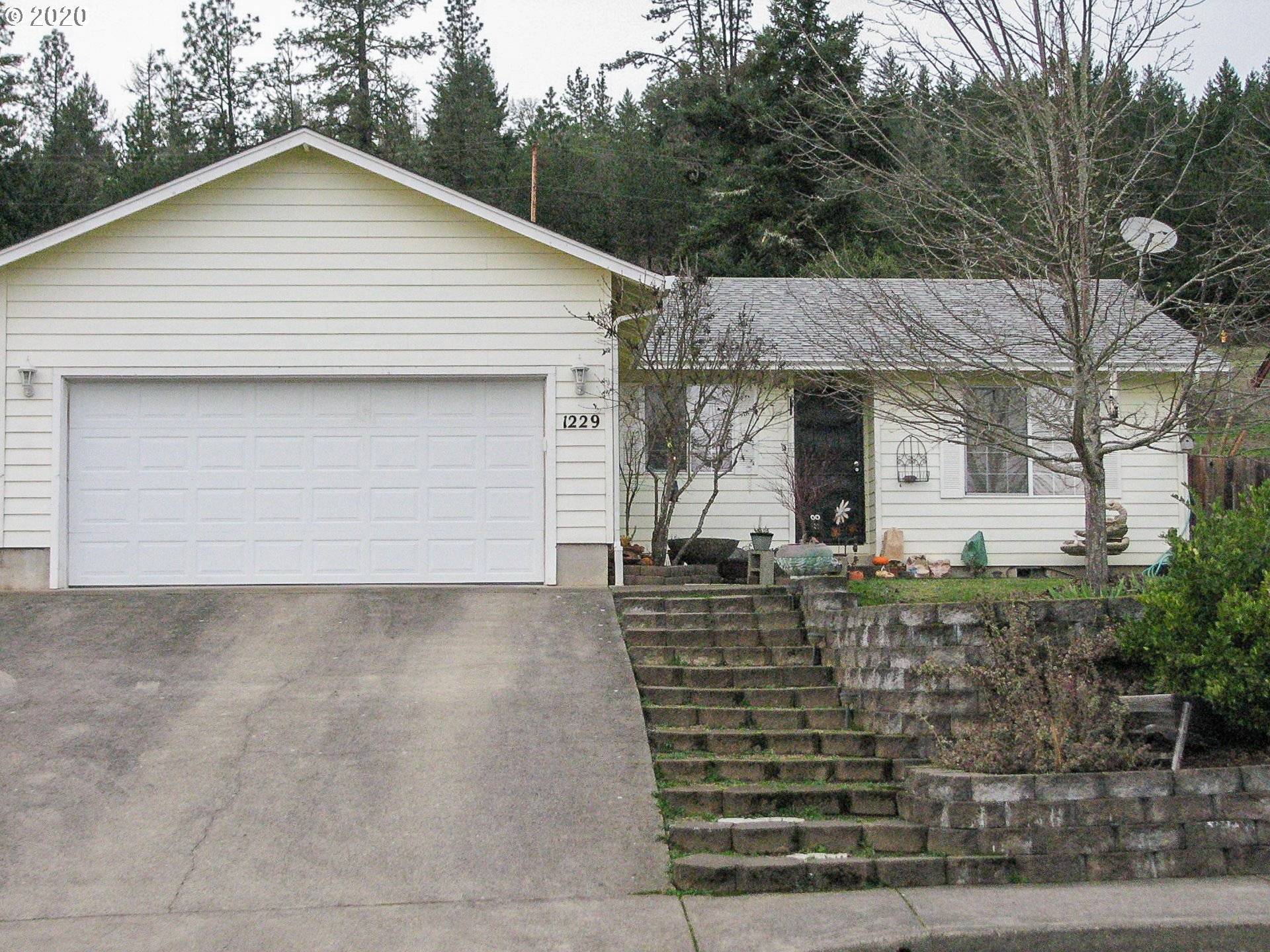 1229 E FOURTH AVE, Sutherlin, OR 97479