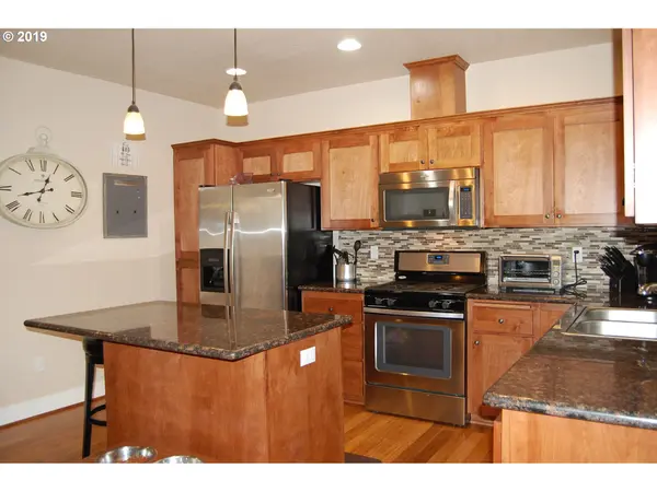 381 LENORE LOOP, Eugene, OR 97404