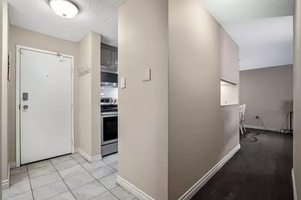 Calgary, AB T2V 4Z3,723 57 AVE SW #112