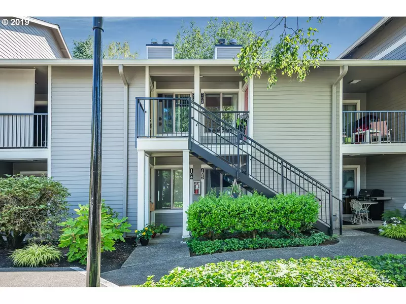 86 KINGSGATE RD #F204, Lake Oswego, OR 97035