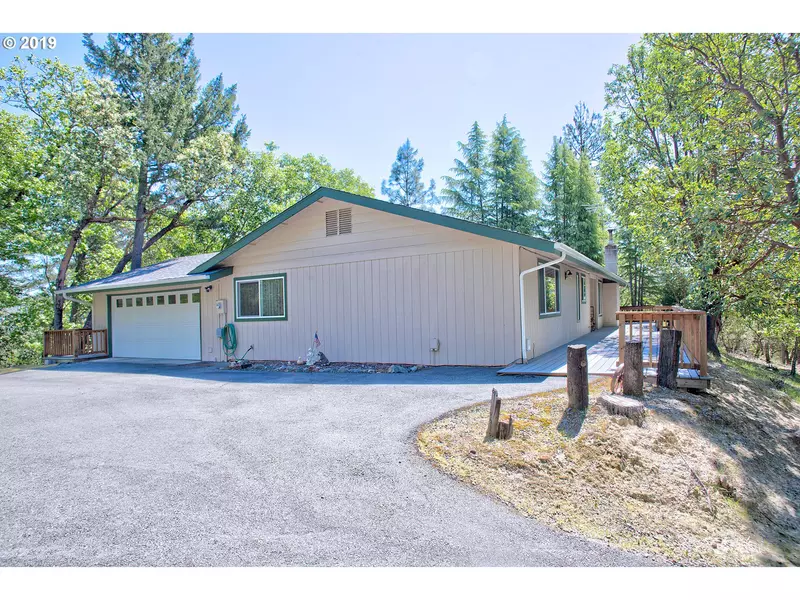 3232 CAMPUS VIEW DR, Grants Pass, OR 97527