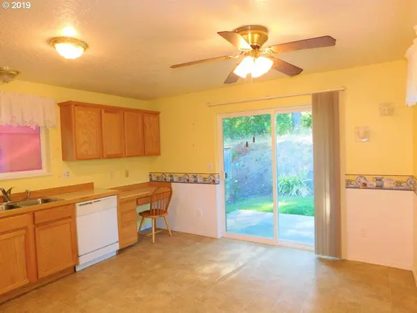 2106 WILSON CT, Cottage Grove, OR 97424