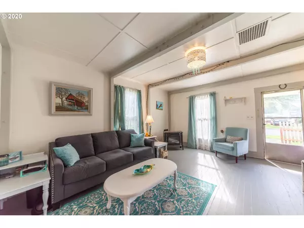 Cottage Grove, OR 97424,126 E MADISON AVE