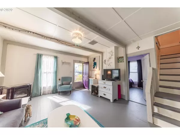 Cottage Grove, OR 97424,126 E MADISON AVE