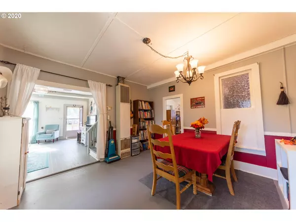 Cottage Grove, OR 97424,126 E MADISON AVE