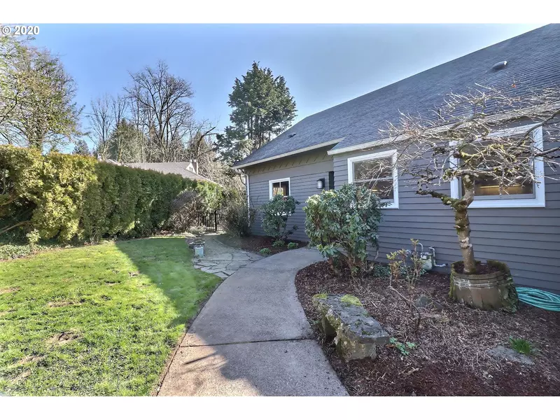 8036 SW VALLEY VIEW CT, Portland, OR 97225