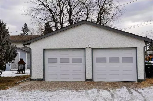 Calgary, AB T3B 1Z2,7947 47 AVE NW