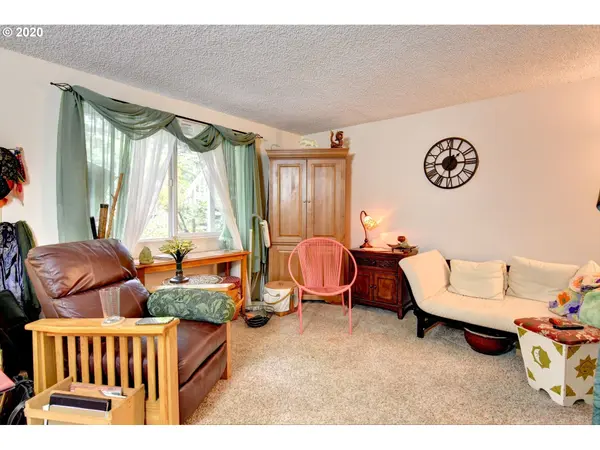 2125 HAWKINS LN, Eugene, OR 97405