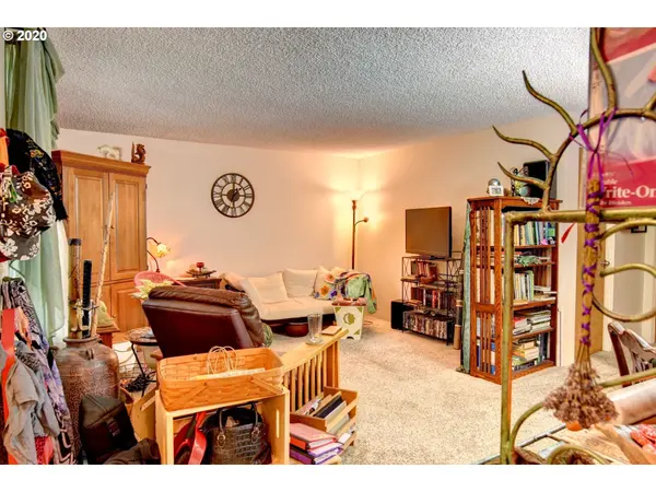 2125 HAWKINS LN, Eugene, OR 97405