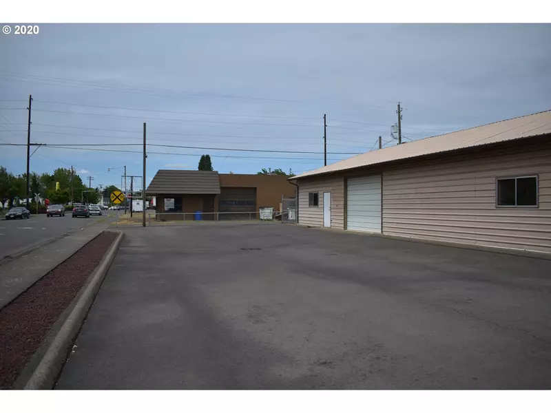 240 W 10TH AVE, Junction City, OR 97448