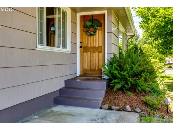 194 HATTON AVE, Eugene, OR 97404