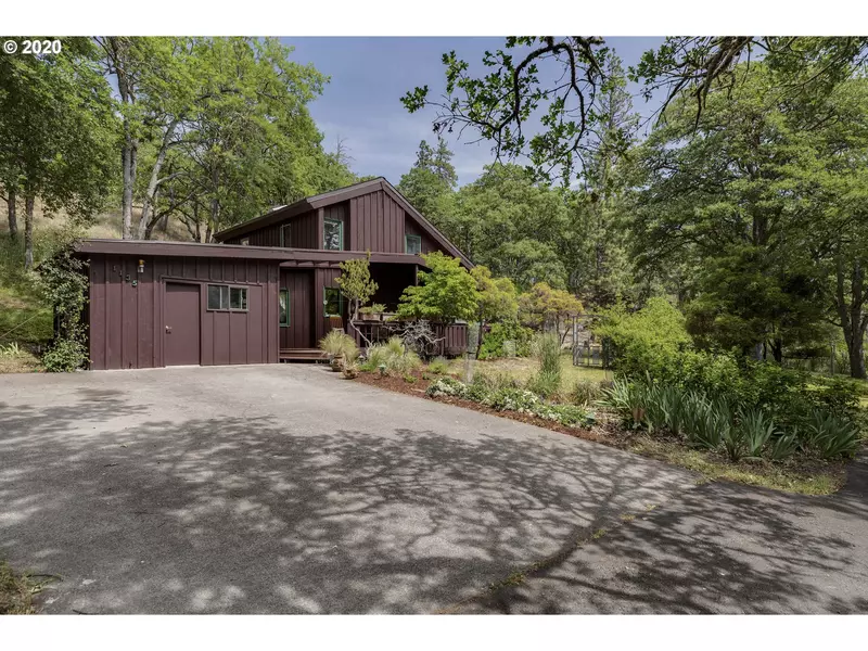 1135 CANYON WAY, Mosier, OR 97040