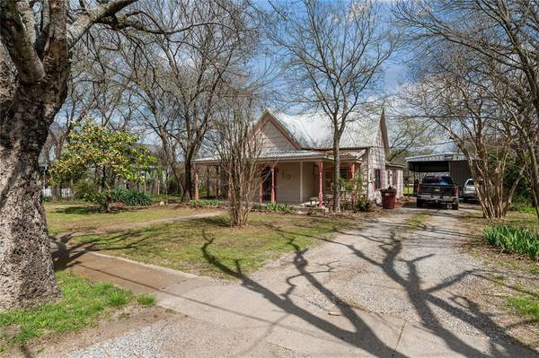 512 S Bond Street, Whitewright, TX 75491