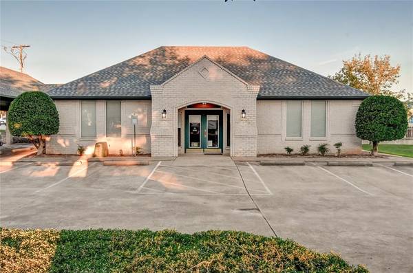 1003 Sproles Drive, Benbrook, TX 76126