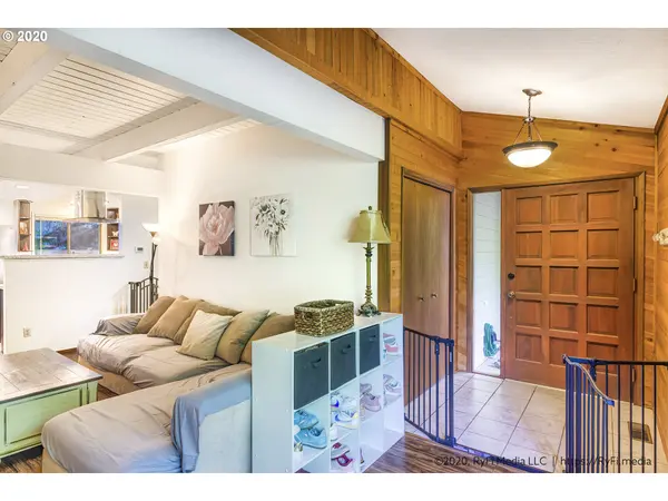 13 MOUNTAIN CIR, Lake Oswego, OR 97035