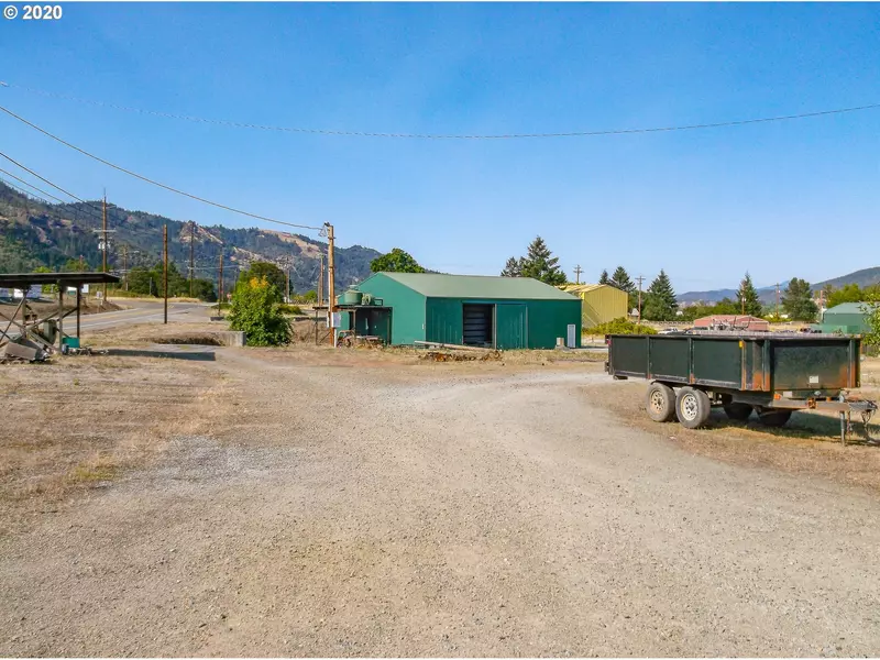 916 PRUNER RD, Riddle, OR 97469