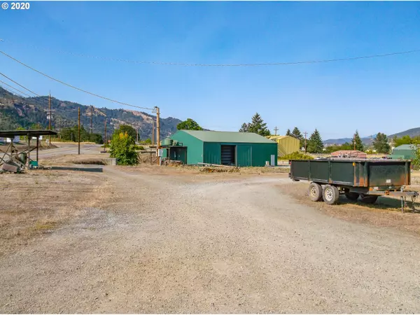 916 PRUNER RD, Riddle, OR 97469