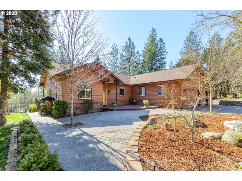 141 IRIS LN, Grants Pass, OR 97526