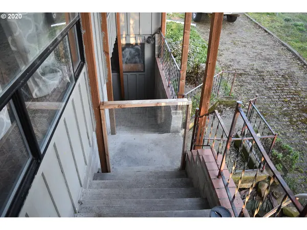 715 S 13TH ST, Cottage Grove, OR 97424