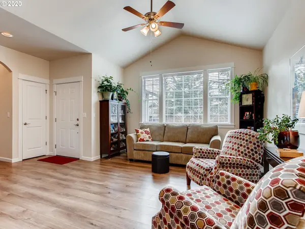 St Helens, OR 97051,208 S 9TH ST