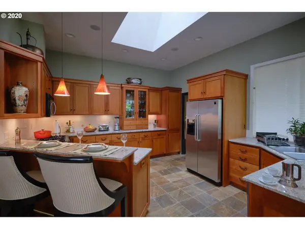 6866 JESSICA DR, Springfield, OR 97478