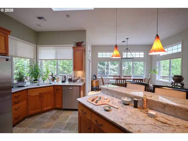 6866 JESSICA DR, Springfield, OR 97478