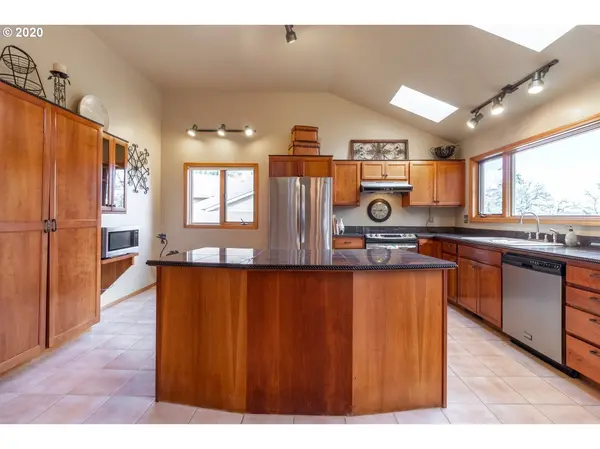 814 SUNDANCE ST, Eugene, OR 97405