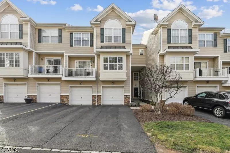 56 Lakeview Ct, Pompton Lakes Boro, NJ 07442