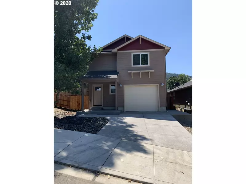 3071 W WOODSIDE AVE, Roseburg, OR 97471