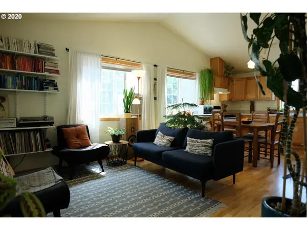 102 MAYFAIR LN, Eugene, OR 97404