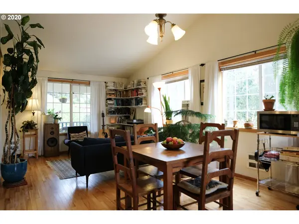 102 MAYFAIR LN, Eugene, OR 97404