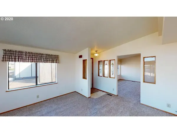 3700 BABCOCK LN #SP 28, Eugene, OR 97401