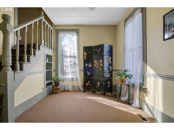 Silverton, OR 97381,612 N 1ST ST