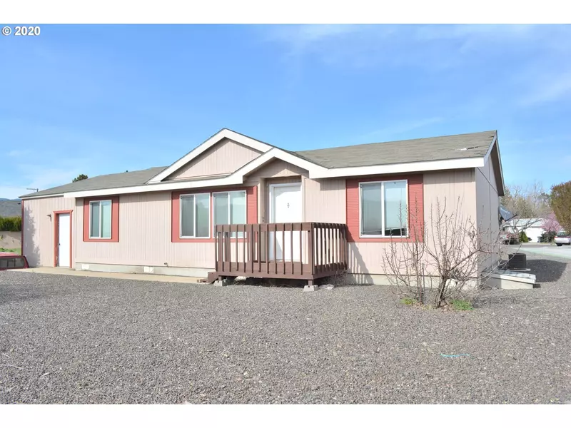 1704 CHELSEA CT, La Grande, OR 97850