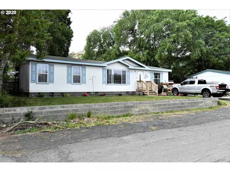 2210 W 9TH PL, The Dalles, OR 97058