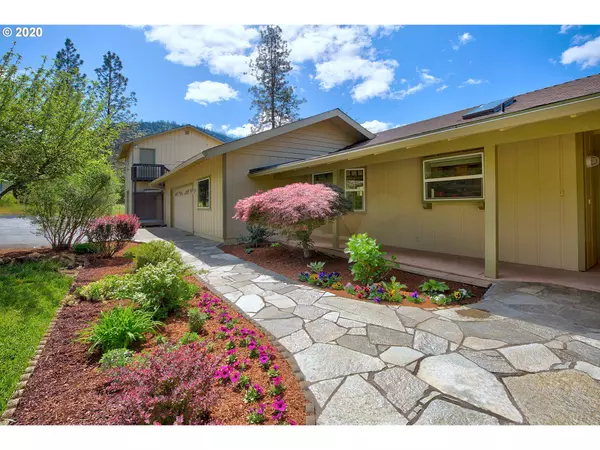 695 MEADOW LARK DR, Grants Pass, OR 97526