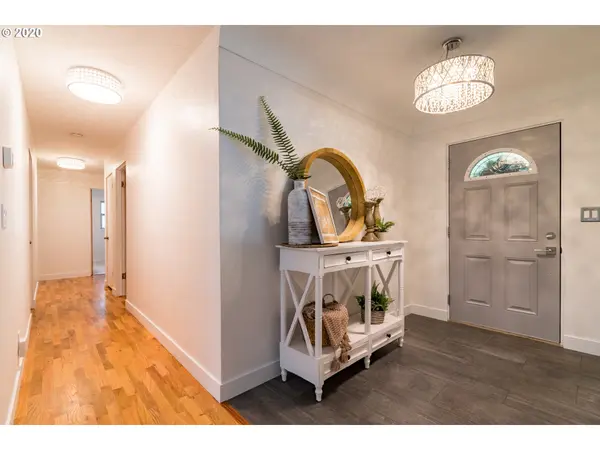 Eugene, OR 97401,584 DARTMOOR DR