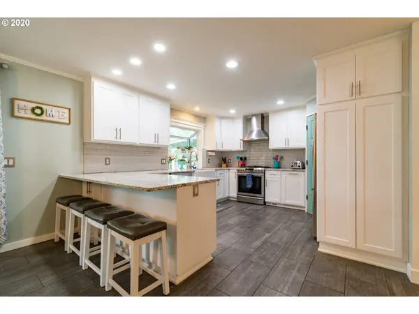 Eugene, OR 97401,584 DARTMOOR DR