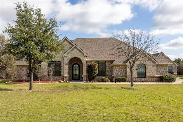 2302 E Emerald Bend Court, Granbury, TX 76049